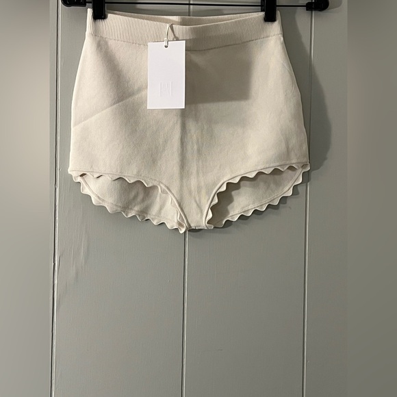 Helsa Elvira Shorts in Cream - Picture 9 of 14